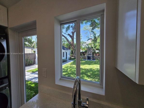 1923 NW 48th St, Miami FL 33142