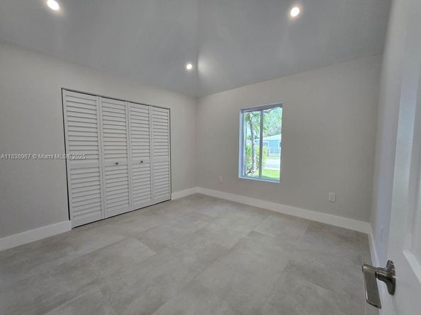 1923 NW 48th St, Miami FL 33142