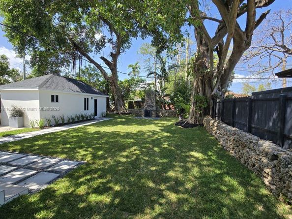 1923 NW 48th St, Miami FL 33142