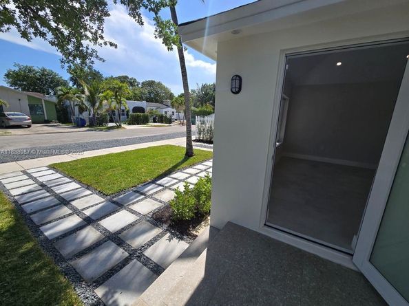 1923 NW 48th St, Miami FL 33142
