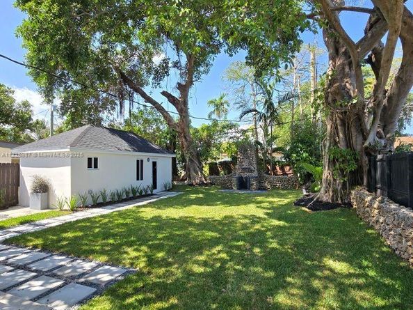 1923 NW 48th St, Miami FL 33142