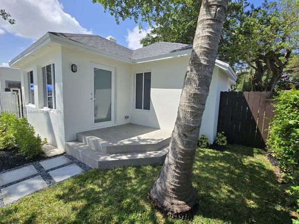 1923 NW 48th St, Miami FL 33142