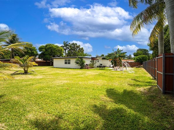 13751 NE 1st Ave, Miami FL 33161
