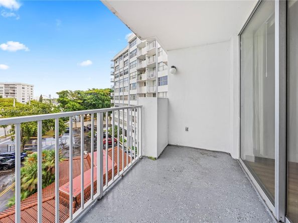 1300 NE Miami Gardens Dr 512E, Miami FL 33179