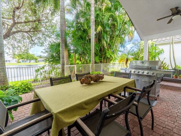 1441 E Lacosta Dr E, Pembroke Pines FL 33027