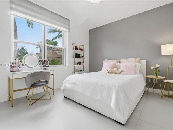 1441 E Lacosta Dr E, Pembroke Pines FL 33027