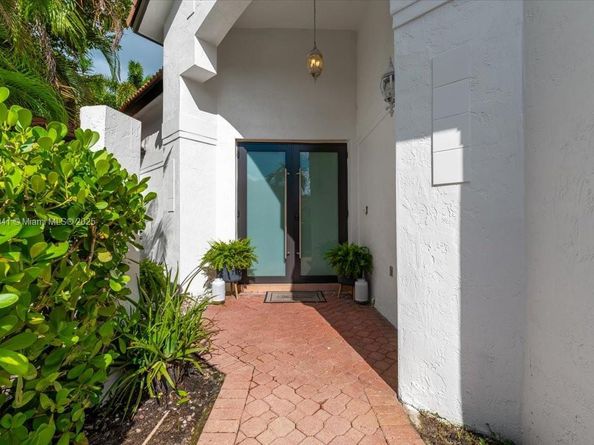 1441 E Lacosta Dr E, Pembroke Pines FL 33027