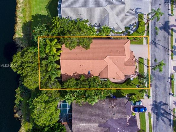 1441 E Lacosta Dr E, Pembroke Pines FL 33027