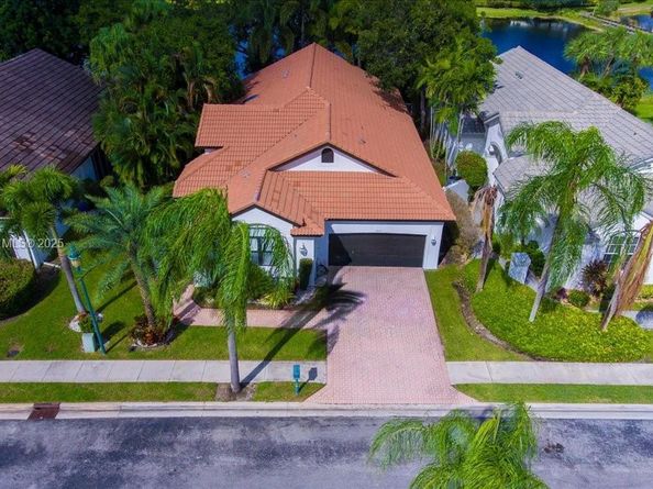 1441 E Lacosta Dr E, Pembroke Pines FL 33027