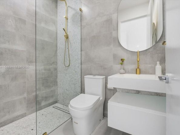 1441 E Lacosta Dr E, Pembroke Pines FL 33027