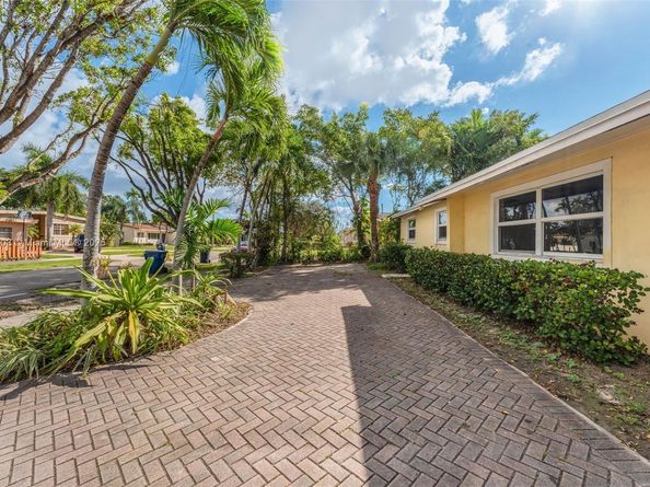 8670 SW 27th Ln, Miami FL 33155