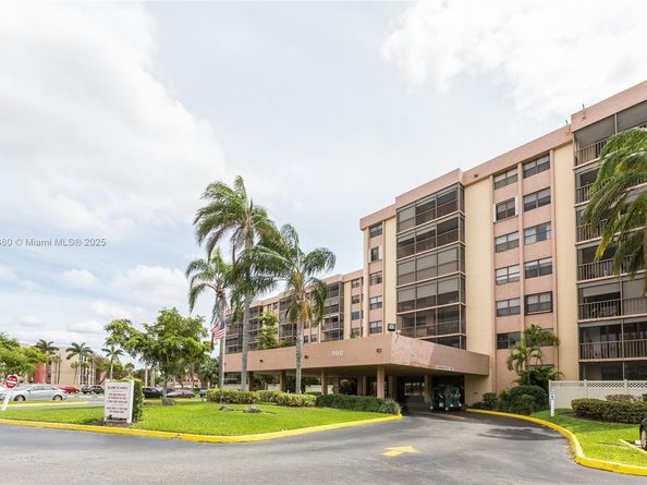 900 NE 195th St 317, Miami FL 33179