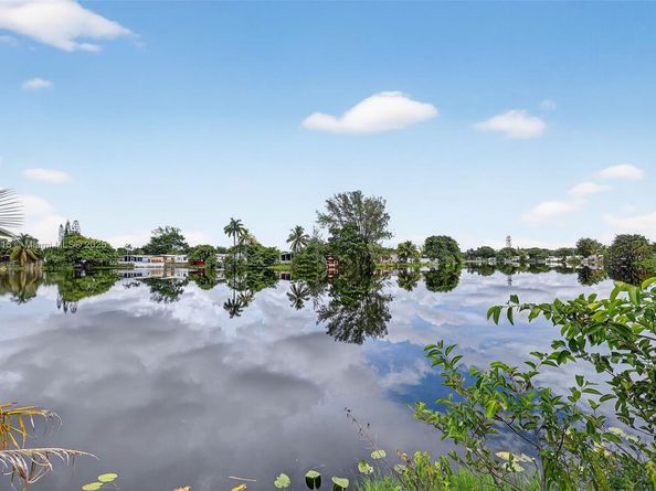 21831 S Heritage Cir, Pembroke Pines FL 33029