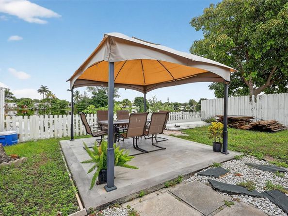 21831 S Heritage Cir, Pembroke Pines FL 33029