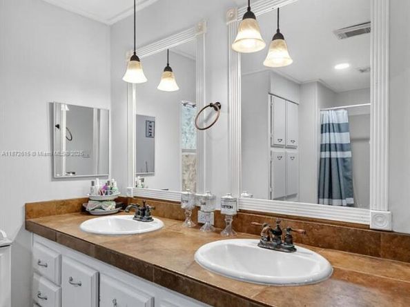 21831 S Heritage Cir, Pembroke Pines FL 33029