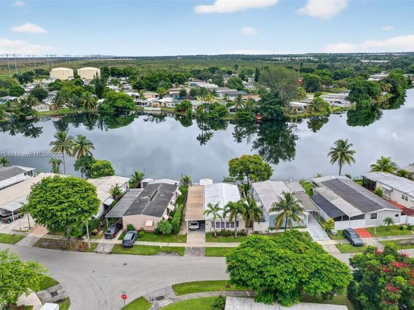 21831 S Heritage Cir, Pembroke Pines FL 33029