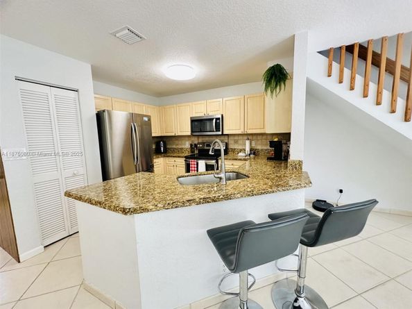 8952 NW 38th Dr, Coral Springs FL 33065