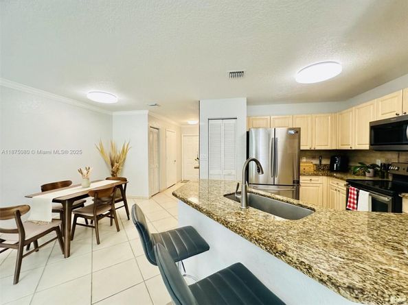 8952 NW 38th Dr, Coral Springs FL 33065