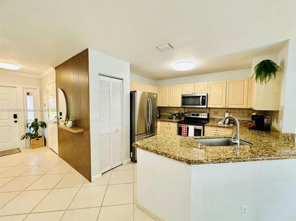 8952 NW 38th Dr, Coral Springs FL 33065
