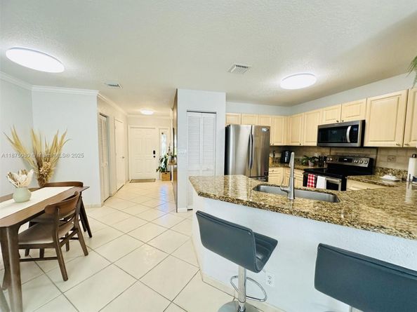 8952 NW 38th Dr, Coral Springs FL 33065