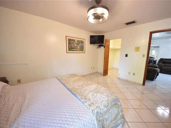 3024 SW 98th Ct, Miami FL 33165