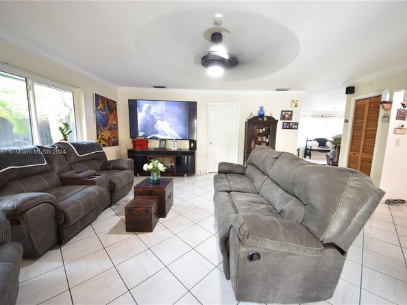 3024 SW 98th Ct, Miami FL 33165