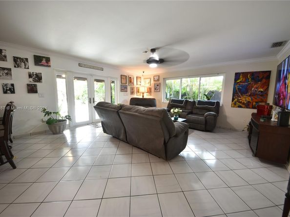 3024 SW 98th Ct, Miami FL 33165