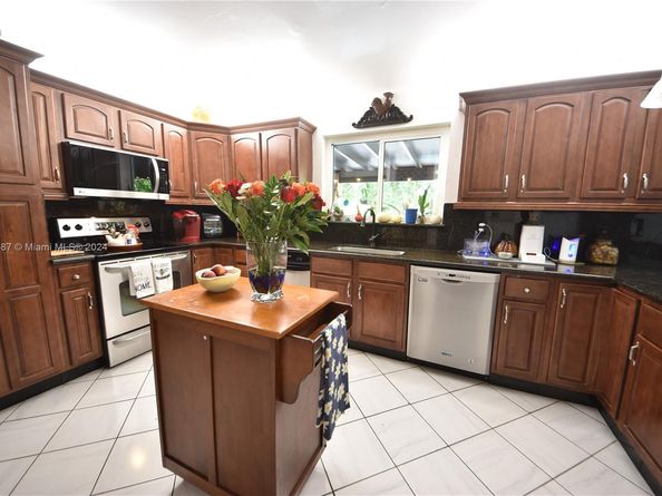 3024 SW 98th Ct, Miami FL 33165