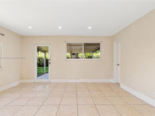 918 NE 6th St, Hallandale Beach FL 33009