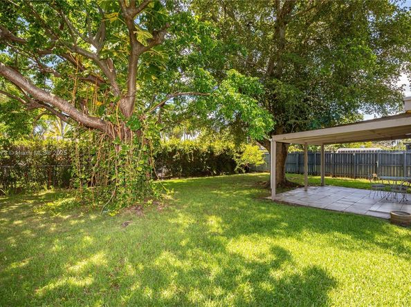 918 NE 6th St, Hallandale Beach FL 33009