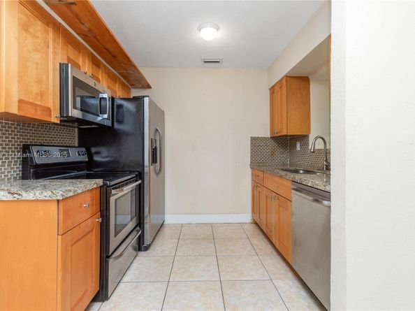 918 NE 6th St, Hallandale Beach FL 33009