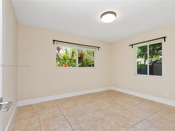 918 NE 6th St, Hallandale Beach FL 33009