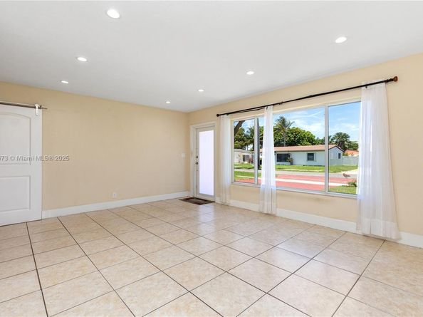 918 NE 6th St, Hallandale Beach FL 33009