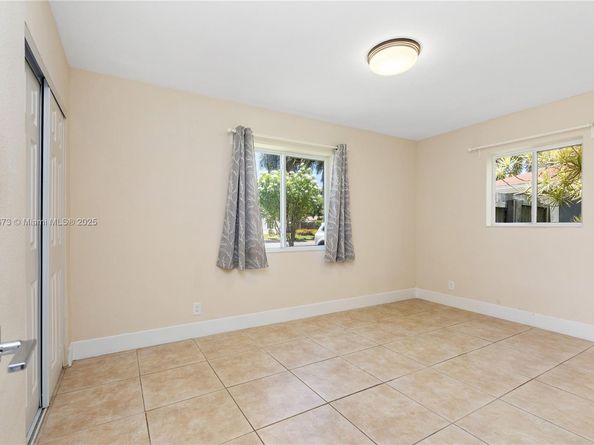 918 NE 6th St, Hallandale Beach FL 33009