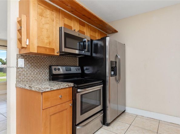 918 NE 6th St, Hallandale Beach FL 33009
