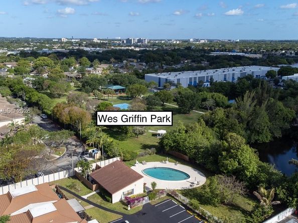 2366 SW 70th Way 4, Davie FL 33317