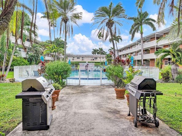 141 NE 10th Ave 27A, Hallandale Beach FL 33009