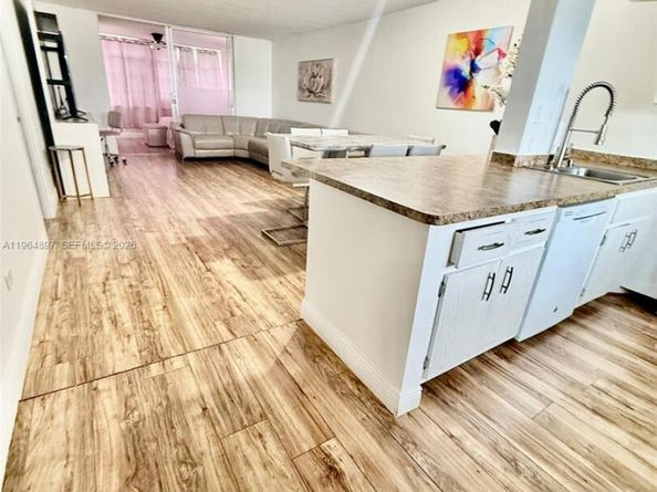 445 NE 195th St 429, Miami FL 33179