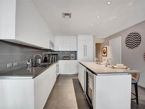 88 SW 7th St 1408, Miami FL 33130