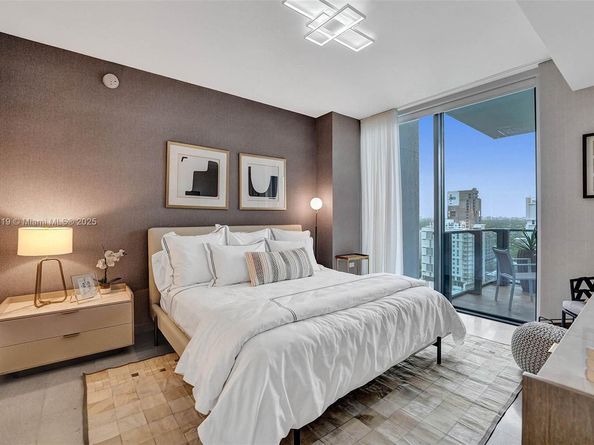88 SW 7th St 1408, Miami FL 33130