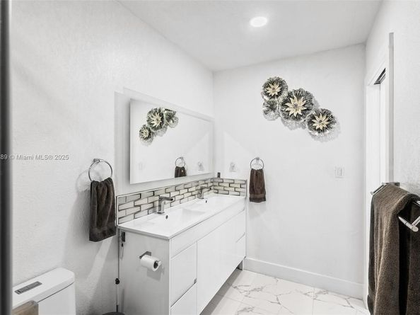 9365 SW 44th St, Miami FL 33165