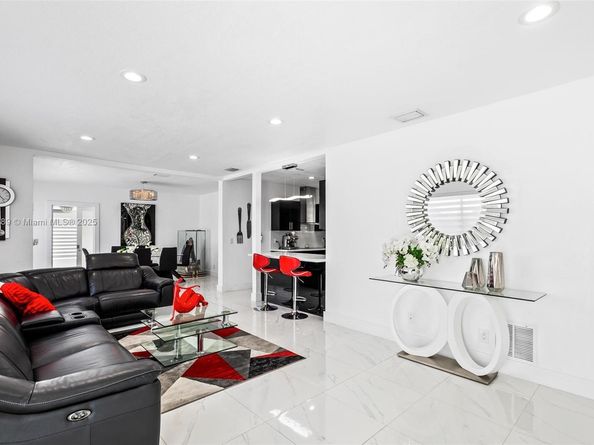 9365 SW 44th St, Miami FL 33165
