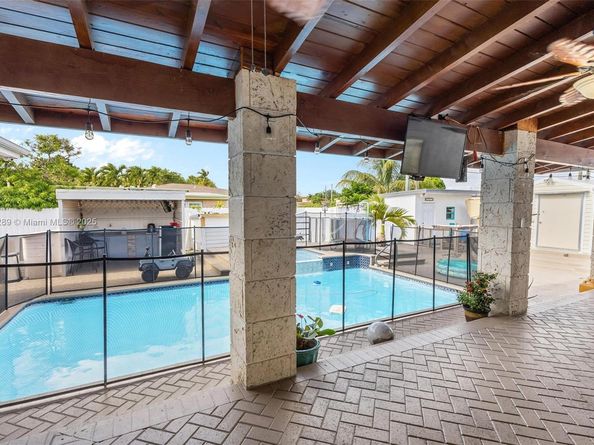 9365 SW 44th St, Miami FL 33165