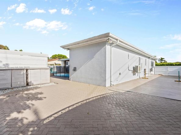 9365 SW 44th St, Miami FL 33165