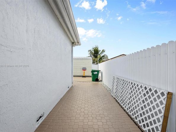 9365 SW 44th St, Miami FL 33165
