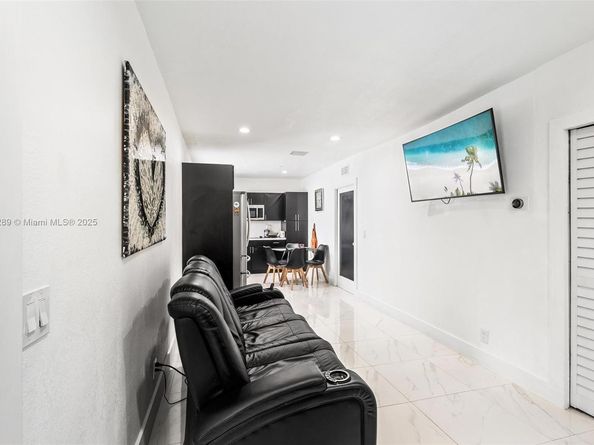 9365 SW 44th St, Miami FL 33165