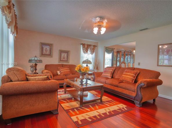 810 Greenbriar Ave, Davie FL 33325