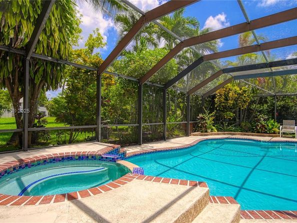 810 Greenbriar Ave, Davie FL 33325