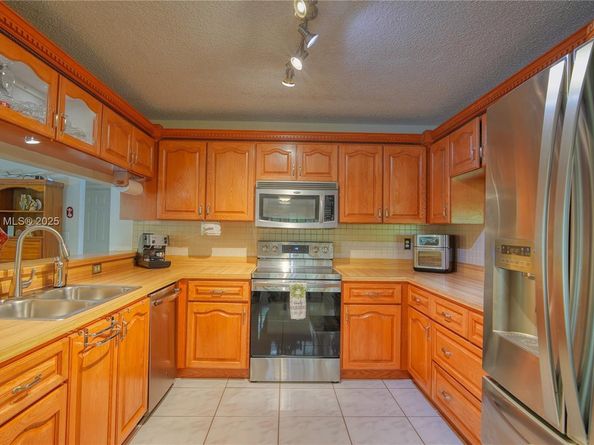 810 Greenbriar Ave, Davie FL 33325