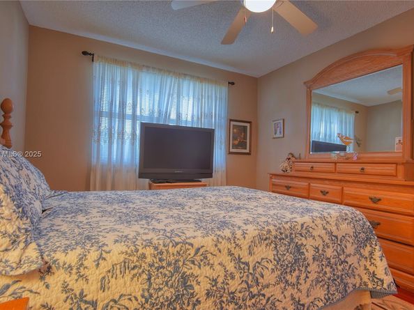810 Greenbriar Ave, Davie FL 33325